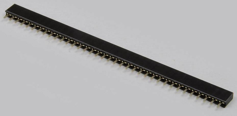 Un connecteur à broche à une rangée, noir, avec plusieurs contacts dorés sur un fond gris.