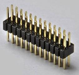 Un connecteur à barrettes mâles à deux rangées avec des broches dorées et un boîtier noir. Utilisé pour les connexions électroniques.