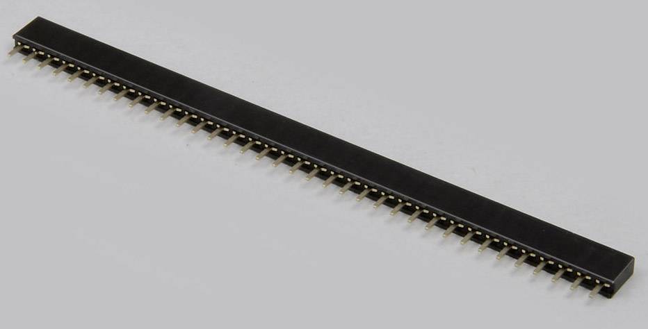 Connecteur de barrette à broches noir long avec plusieurs broches alignées. Utilisé dans les circuits électroniques.