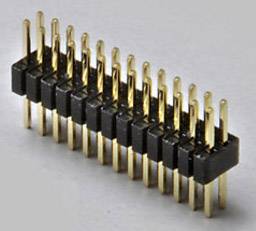 Une double rangée de barrettes de broches dorées utilisées comme connexions électriques sur des cartes de circuit imprimé.