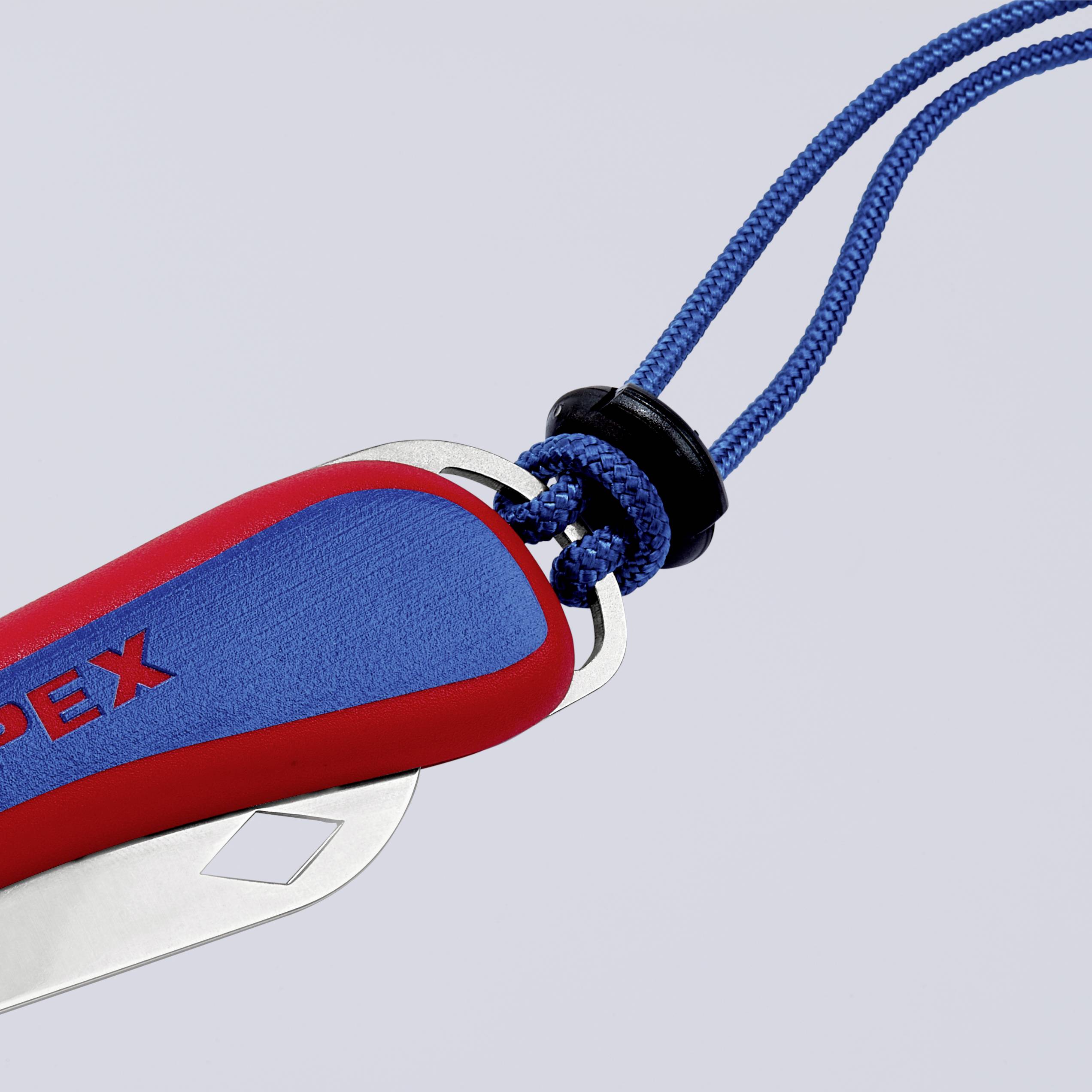 Un couteau de poche rouge et bleu portant l'inscription 'APEX' et une cordelette bleue sur le côté, posé devant un fond blanc.