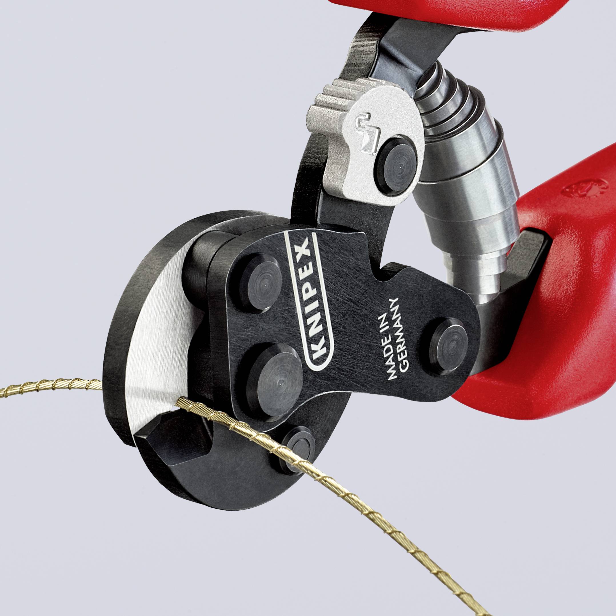 Pince coupante de la marque Knipex avec une poignée rouge coupe un fil. Outil en gros plan, fabriqué en Allemagne.