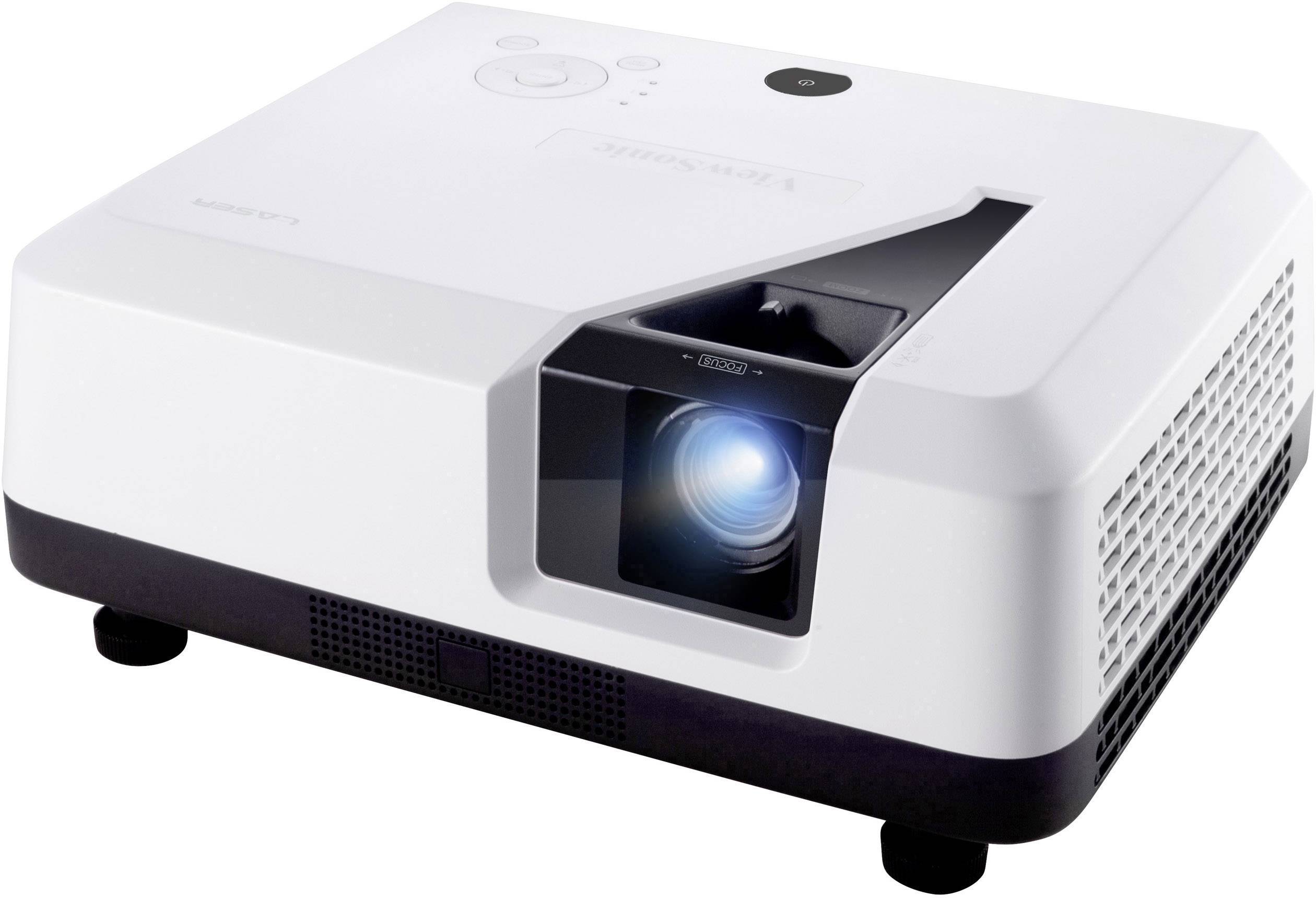 Un projecteur blanc avec un objectif lumineux, posé sur une table, prêt à projeter.