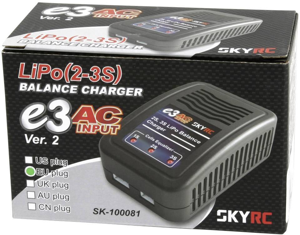 Chargeur LiPo (2-3S) Balance de SKYRC, modèle E3 Entrée CA Ver. 2. L'emballage présente le chargeur et les options pour différents types de fiches.