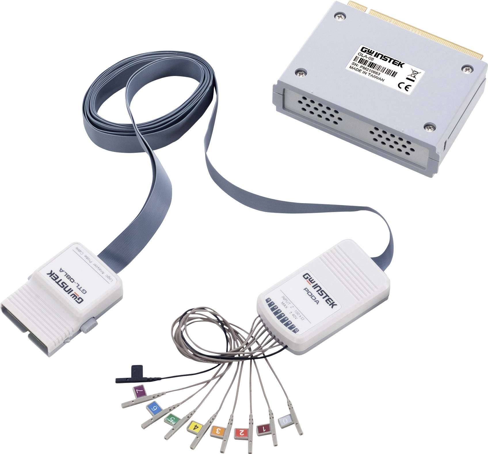 Un dispositif électronique doté de câbles de connexion et de ports, utilisé pour l'analyse de données sur une carte de circuit imprimé.