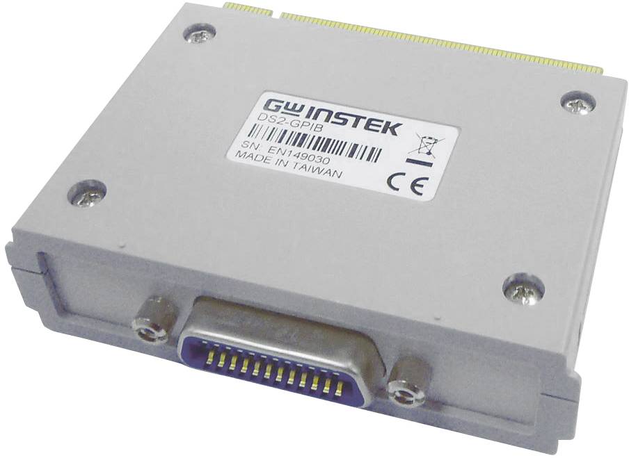 Section d'un adaptateur GPIB de GW Instek avec des connexions et une étiquette de numéro de série, reposant sur une surface lisse.