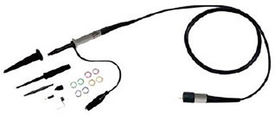 Sonde d'oscilloscope avec des pointes noires et un câble, à côté des anneaux colorés pour le codage couleur et des accessoires.