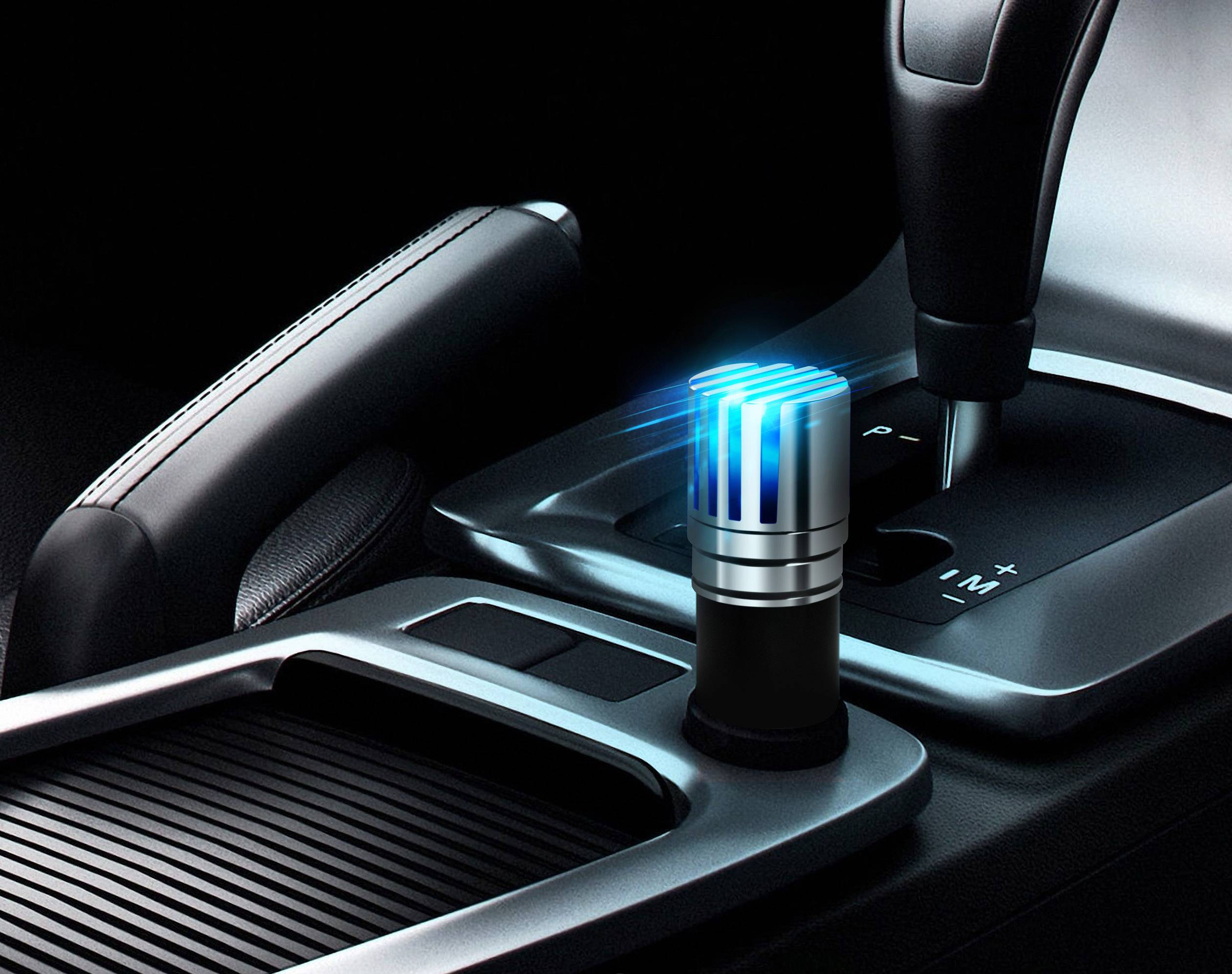 Purificateur d'air placé dans la console centrale d'une voiture, éclairé par une lumière bleue, à côté du levier de vitesses.