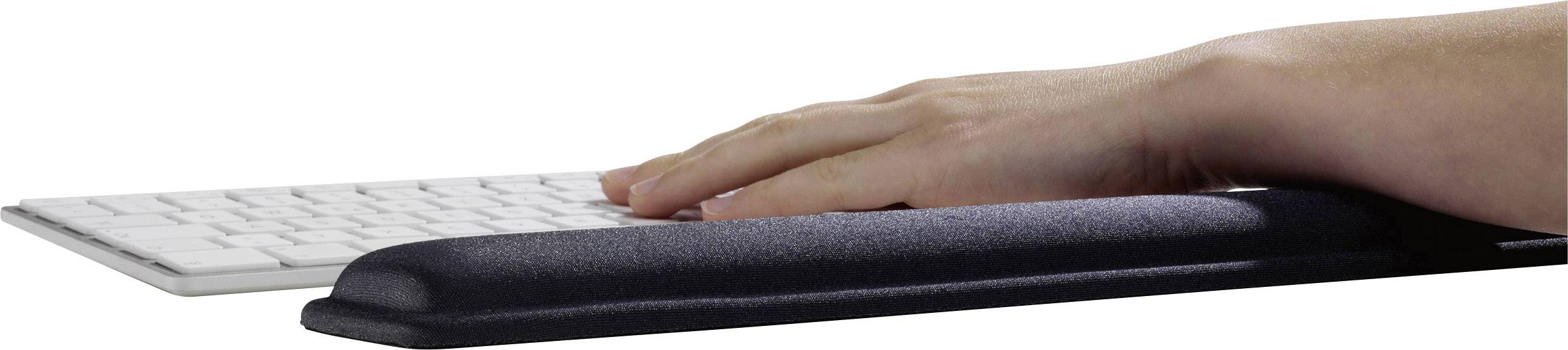 Une main repose sur un repose-poignet ergonomique devant un clavier.