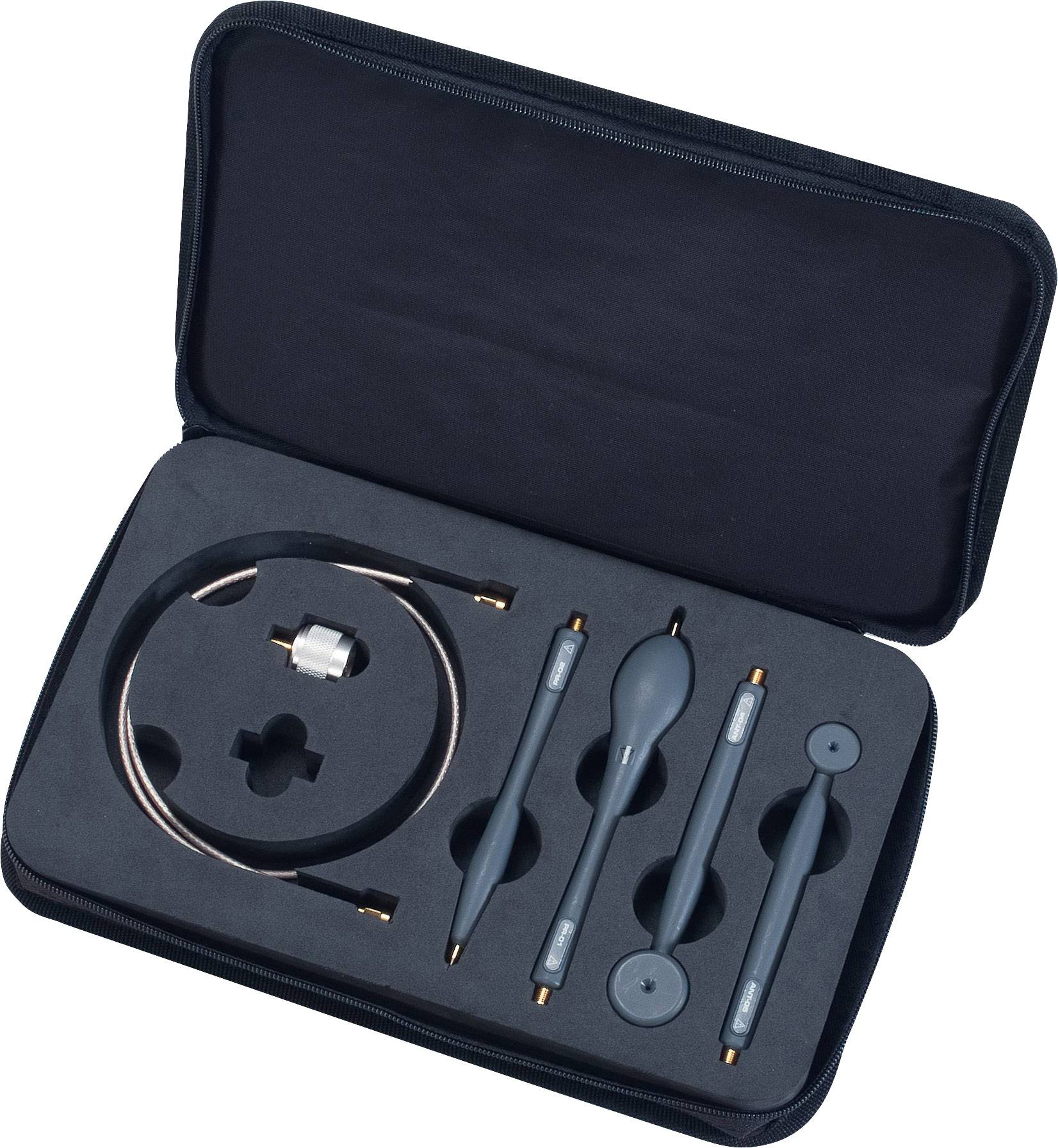 Une mallette à outils noire contient des instruments de mesure précis et des câbles, soigneusement placés dans des emplacements moulés, prêts à être utilisés.