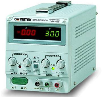Alimentation de laboratoire avec affichage numérique, indiquant 0 volt et 30 ampères, équipée de régulateurs de tension et de courant ainsi que d'un bouton marche/arrêt vert.
