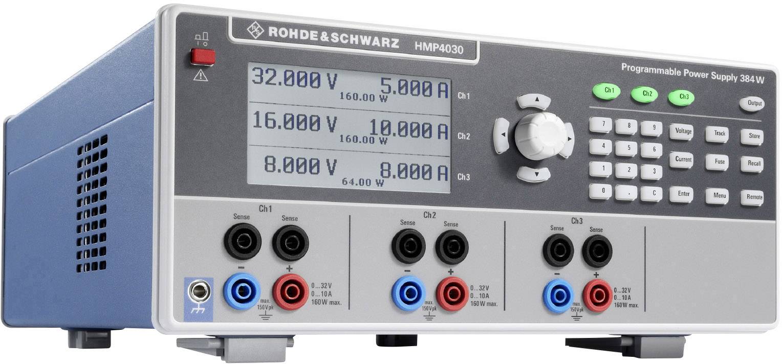 Alimentation programmable avec quatre afficheurs numériques, affichant les tensions et les courants pour quatre canaux. Nom du fabricant en haut à gauche.
