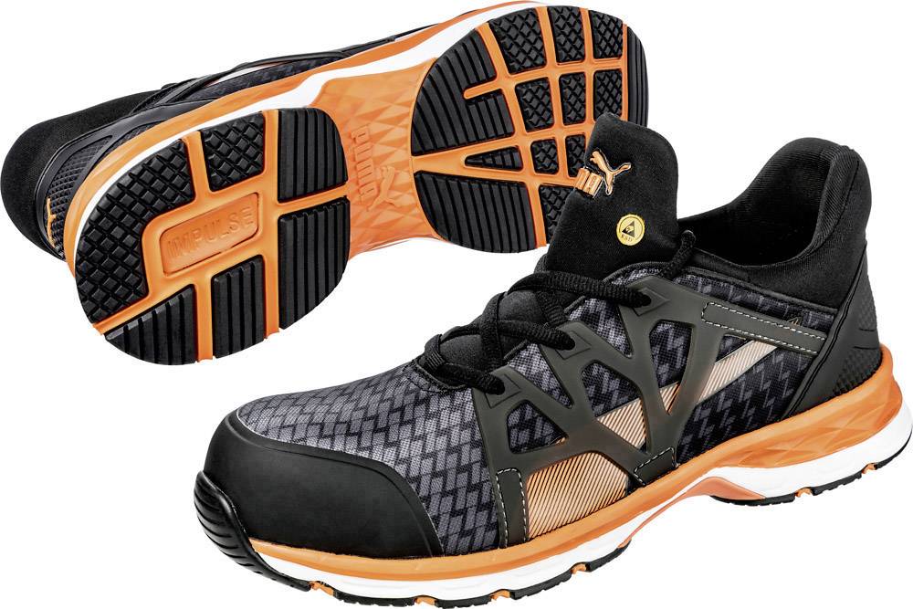 Une paire de chaussures de sécurité noires et oranges avec semelle antidérapante et embout renforcé. Idéales pour les environnements de travail.