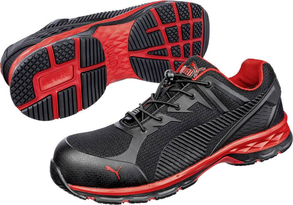 Chaussures de sport noires avec des touches rouges et semelle antidérapante. Design moderne avec lacets, adaptées aux activités sportives.