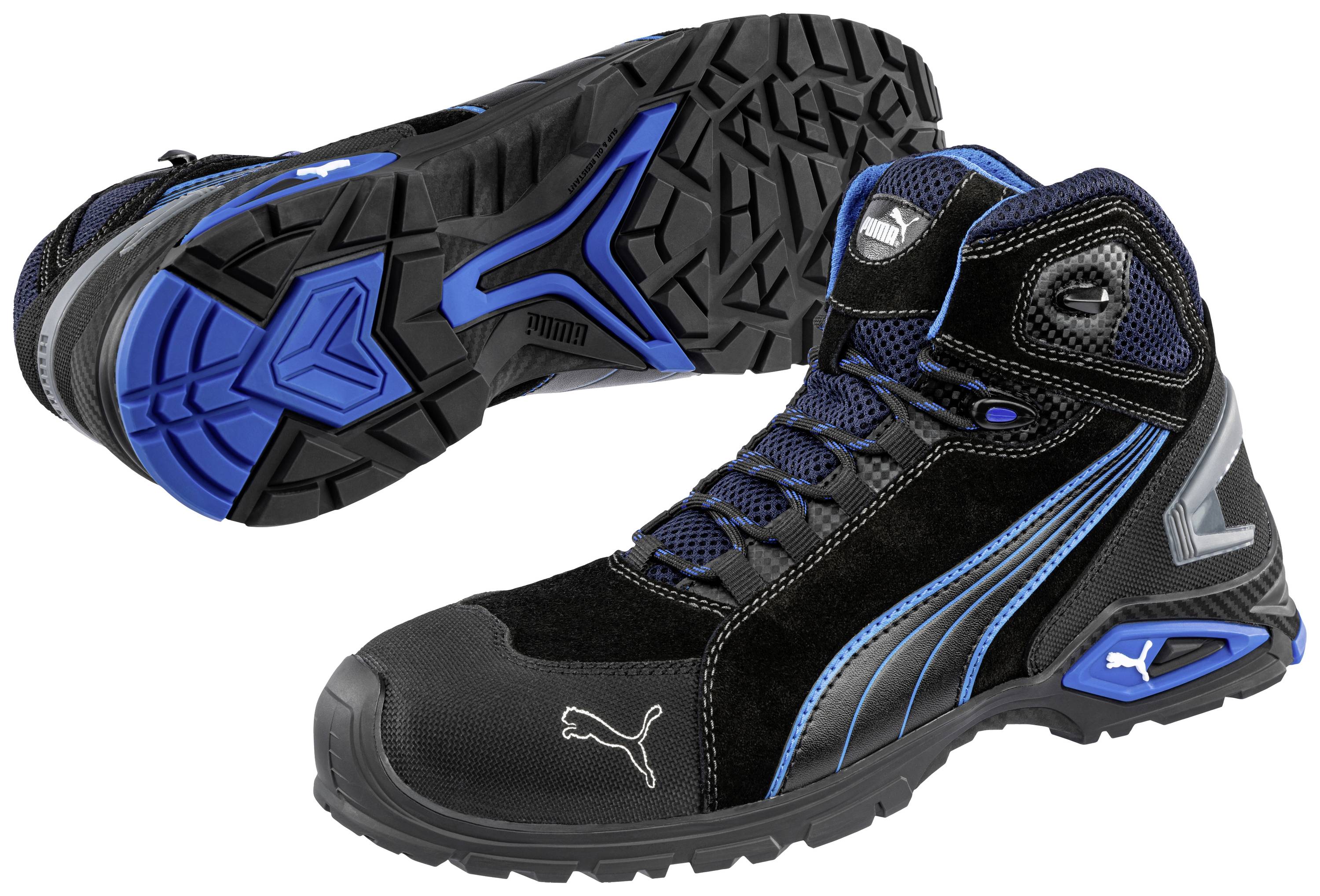 Chaussures de sport noires et bleues avec semelle crantée marquante, adaptées aux activités de plein air. La vue latérale présente le logo de la marque.