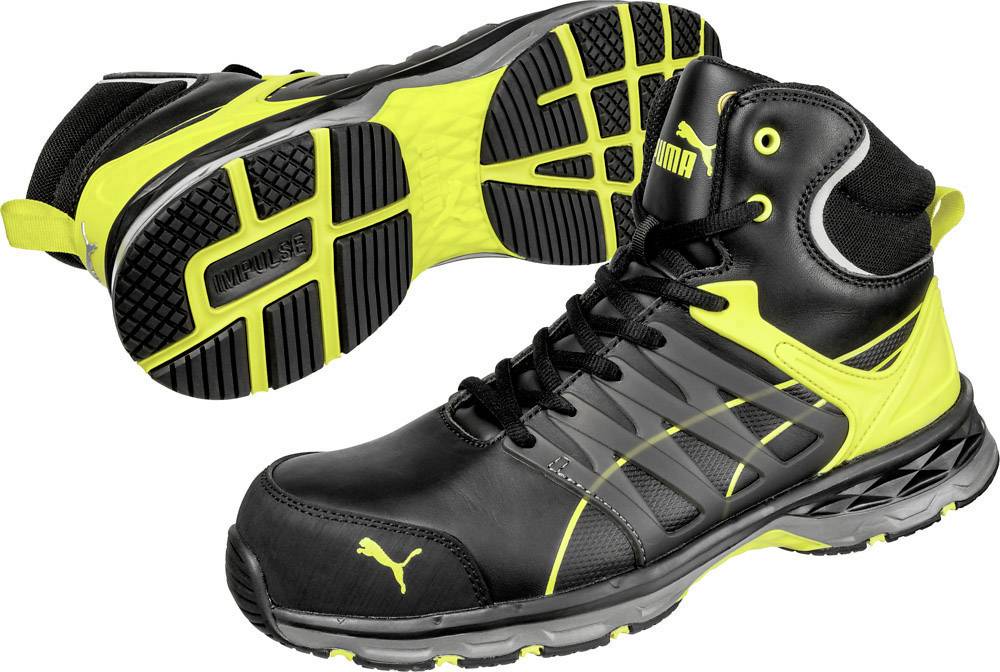 Chaussures de sport noires et jaunes à tige haute et semelle au profil marqué.