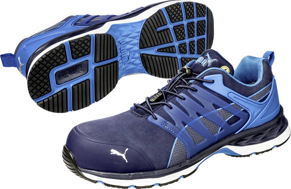 Deux baskets bleues avec un logo blanc et des semelles noires, dont le design est à la fois sportif et moderne.