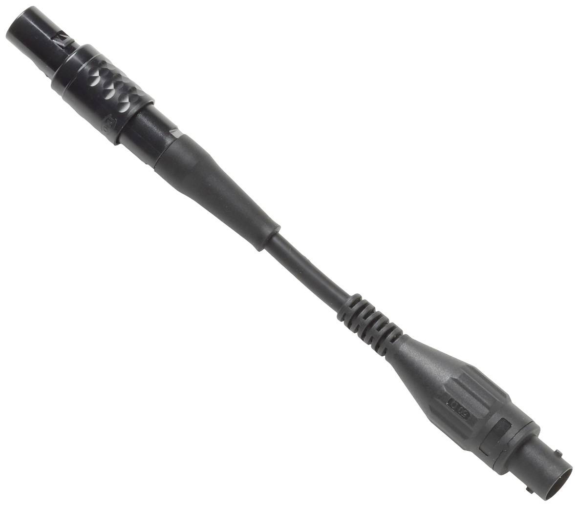 Un câble électrique noir avec des fiches à chaque extrémité. Il sert à connecter des appareils ou des sources d'alimentation.