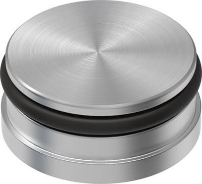 Un bouton métallique rond et plat, avec un bord encadré en noir, une surface brillante et des cercles concentriques sur le dessus.