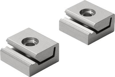 Deux plaques de métal argentées de forme rectangulaire avec un trou au centre.