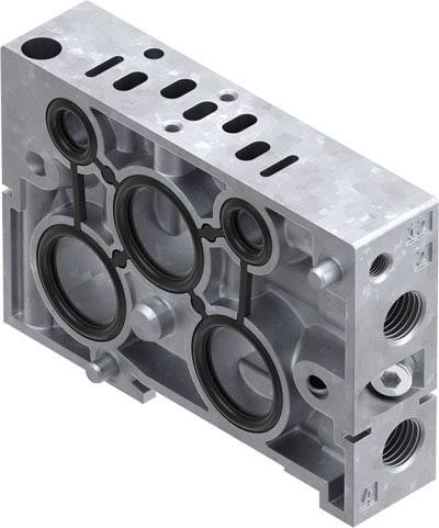 Vue d'un composant métallique avec plusieurs ouvertures rondes et rectangulaires, probablement une pièce d'un moteur de machine ou d'une installation industrielle.