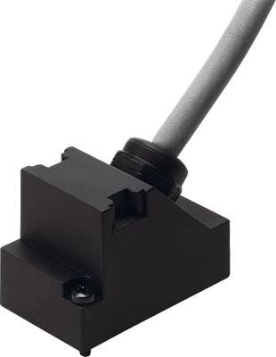 Un capteur noir et anguleux avec un câble connecté. Le capteur est monté sur une surface plane et est destiné à des applications industrielles.