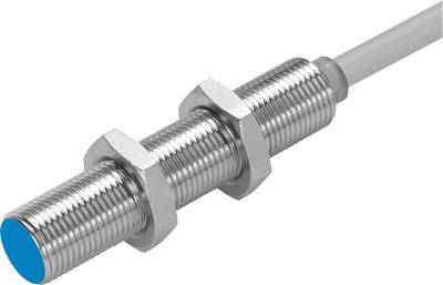Capteur de proximité cylindrique en métal avec connexion par câble. Utilisé pour détecter des objets sans contact physique.