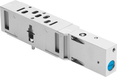 Un cylindre pneumatique rectangulaire en argent avec plusieurs ouvertures et raccordements, utilisé dans l'automatisation industrielle.