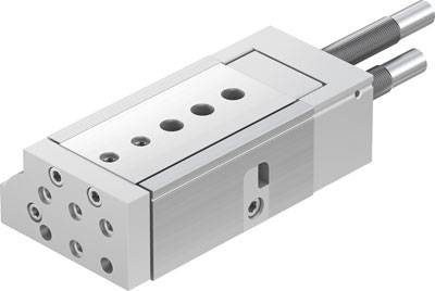 Un mécanisme rectangulaire en métal avec plusieurs trous et deux tiges saillantes. Utilisé dans les domaines de la construction mécanique et de l'automatisation.