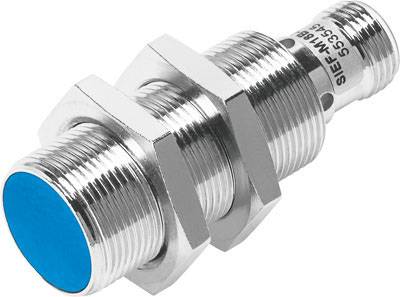 Capteur de proximité cylindrique métallique avec capuchon bleu et filetage, adapté aux applications industrielles.