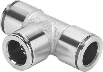 Raccord en T métallique qui relie des conduites. Il présente des ouvertures cylindriques et permet un triple flux directionnel.