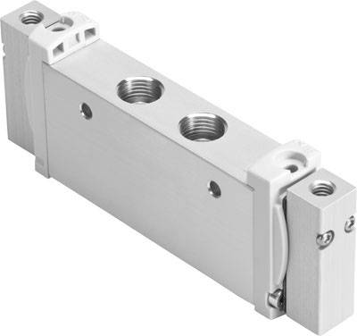 Une pièce rectangulaire en métal avec trois trous ronds sur le dessus et deux raccordements latéraux, probablement une vanne pneumatique.