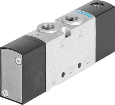 Vanne pneumatique à trois raccords avec un boîtier mi-noir, mi-métallique, portant l'inscription 'Festo'.
