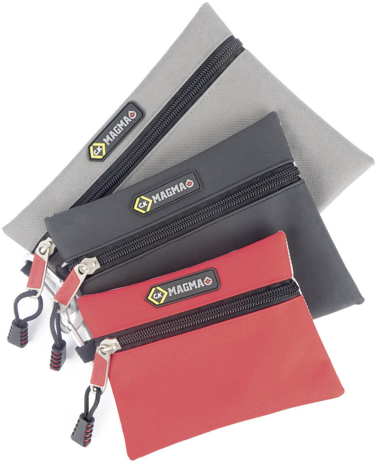 Trois étuis de différentes tailles en gris, noir et rouge, avec fermeture éclair et logo 'MAGMA'.
