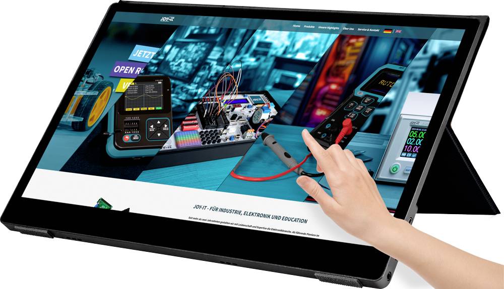 Une tablette sur laquelle une main pointe est utilisée pour parcourir un site web proposant des appareils électroniques et des accessoires.