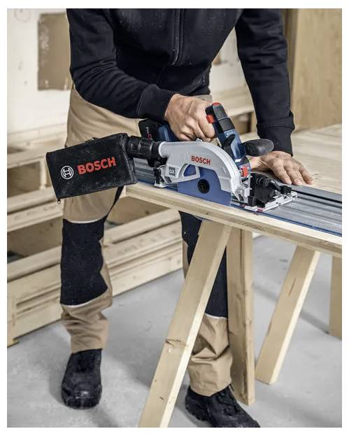 Une personne utilise une scie circulaire Bosch pour couper une planche en bois sur un établi, démontrant sa précision en menuiserie.