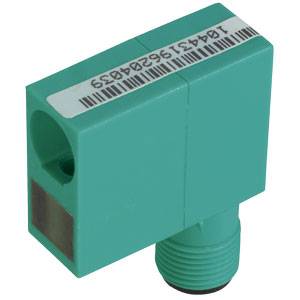Un capteur rectangulaire vert avec un code-barres sur le dessus et un filetage de connexion en bas. Utilisé pour détecter des objets.