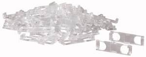 Un tas de clips en plastique transparent sur un fond blanc, dont certains sont visibles séparément.
