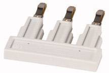 Un support de fusible blanc triple avec des contacts métalliques, sur un fond blanc. Principalement utilisé pour des applications électriques.