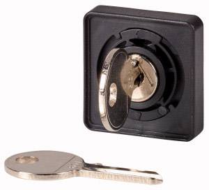 Une serrure carrée avec une clé insérée, à côté d'une clé identique, toutes deux en métal et brillantes.