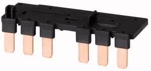 Un peigne de connexion électrique en cuivre et en plastique à six pôles, orienté verticalement, destiné à être utilisé dans un coffret électrique.