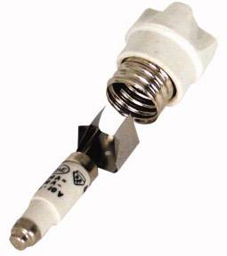 Fusible céramique avec partie supérieure dévissée, montrant des contacts métalliques. Utilisé dans les boîtes à fusibles électriques pour interrompre les circuits électriques.