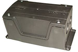 Boîtier rectangulaire en plastique noir avec couvercle plat et coins arrondis. Adapté pour l'électronique ou la gestion des câbles.