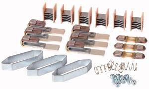 Un ensemble de pièces automobiles, comprenant des attaches métalliques, des ressorts et des vis, sur un fond blanc.