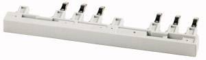 Un support en plastique blanc avec six pinces métalliques, adapté pour la fixation de fusibles ou de composants électriques.