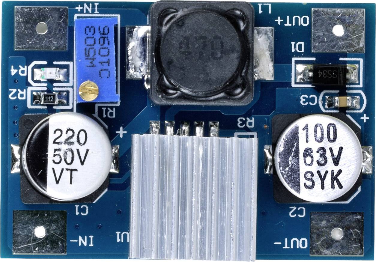 Circuit électronique sur une carte de circuit imprimé bleue avec des condensateurs et un dissipateur thermique, marqué à droite et à gauche comme 220 50V VT et 100 63V SYK.