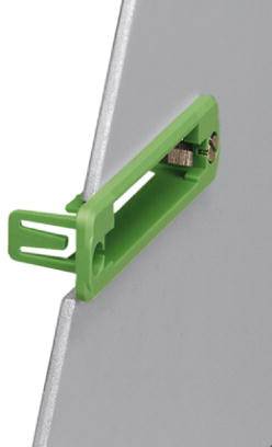 Support en plastique vert avec des vis, fixant latéralement un élément de plaque rectangulaire gris.