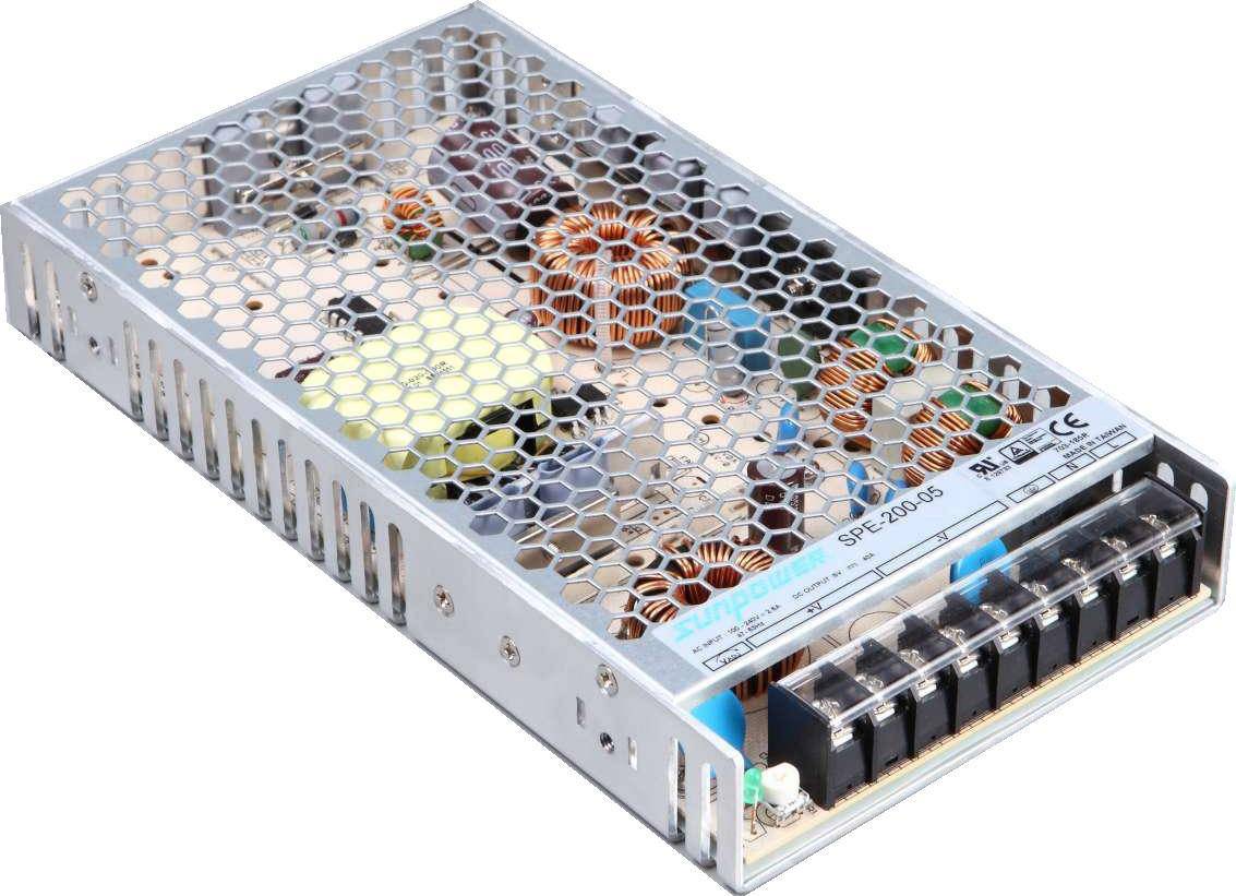 Un bloc d'alimentation rectangulaire en métal avec un motif en nid d'abeille révèle ses composants internes. Les connexions sont visibles à droite.