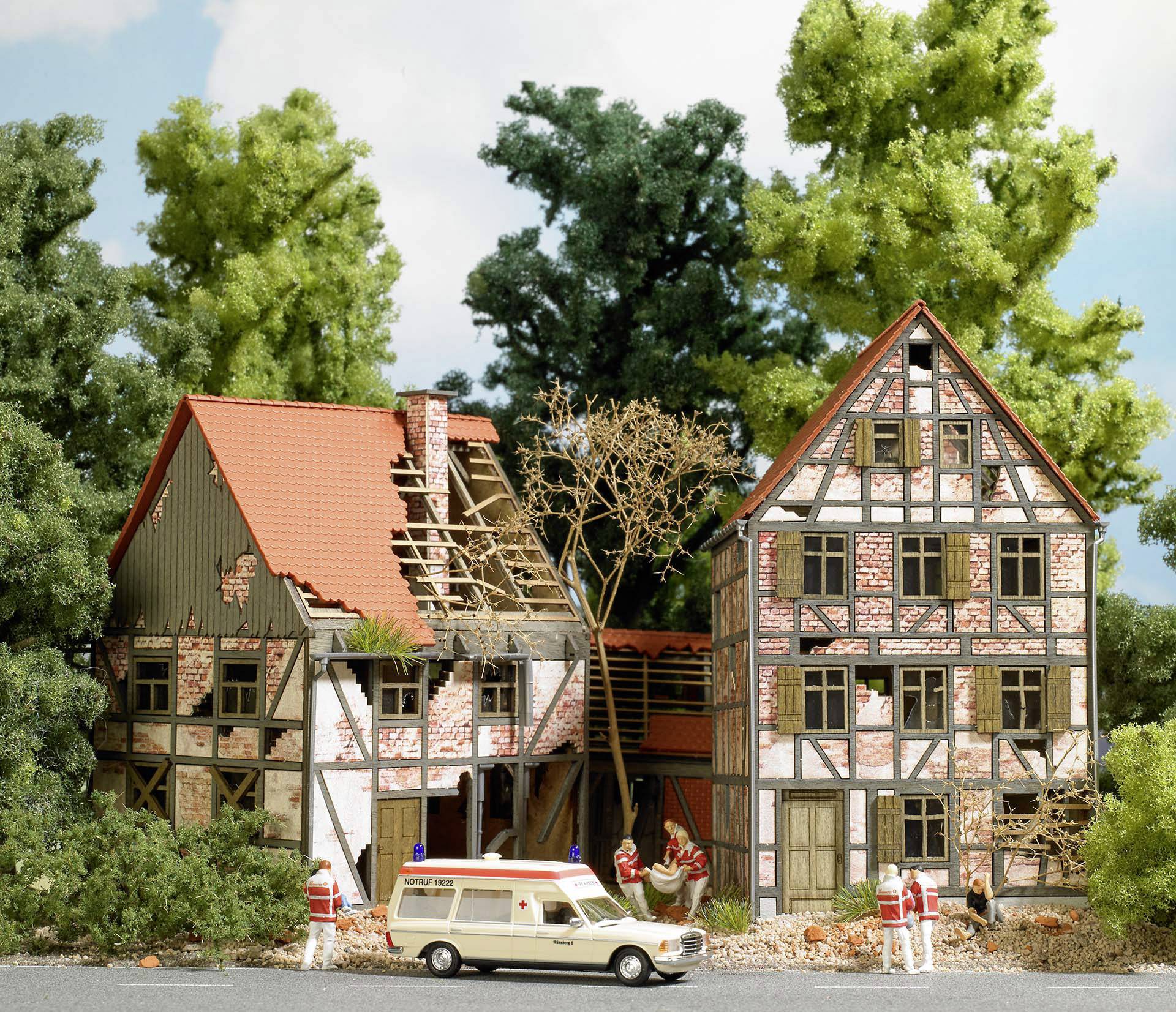 Busch 1667 H0 Maison à colombages tombée