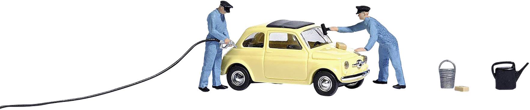 Deux mécaniciens en bleu de travail réparent une voiture jaune. L'un tient un tuyau ; des outils sont posés à côté.